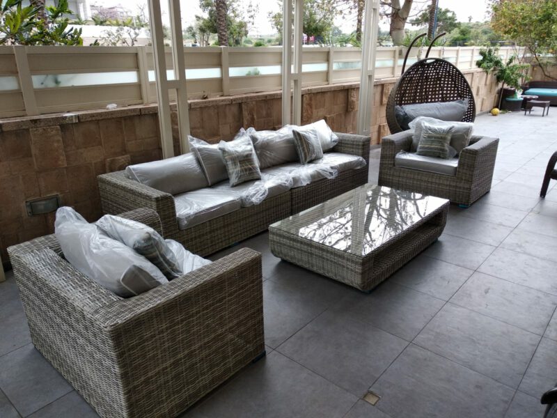 מערכת ישיבה לגינה שולחן כסאות וספה בגווני אפור וערסל נדנדה תלוי
